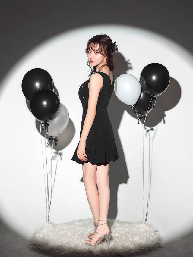 桜井みづき着用]谷間ジップ×ビジューで小悪魔的あざとさ♪上品プリーツ