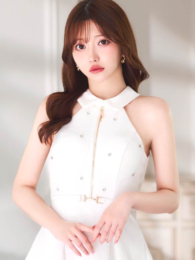 伊藤桃々着用]2日で完売した!!アメスリ×ジップがSEXYな上品襟ライン